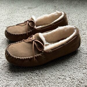 Ugg Mens Moccasin Slippers (size 9)